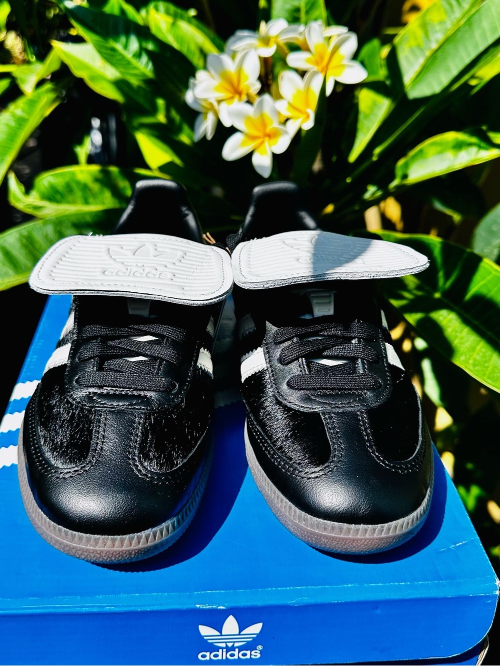 SAMBA LT SHOES Laced shoes with soccer-inspired tongue for touch of sporty style